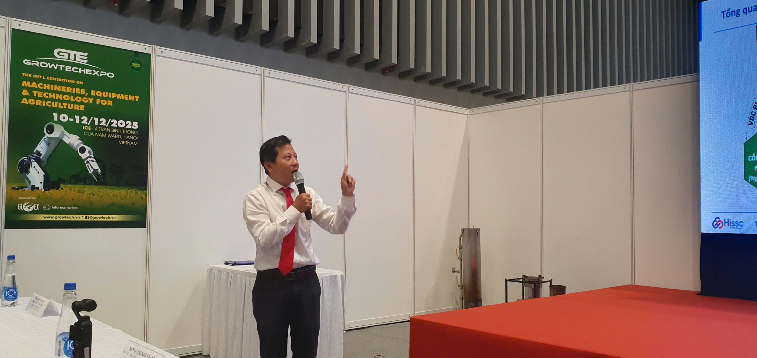 Ths. Lê Minh Tuấn Tổng giám đốc HISSC thuyết trình về giải pháp Tuy xuất nguồn gốc chống giả cứng dụng công nghệ Blockchain